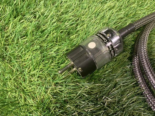 Dynavox IEC Gerätestecker transparent Nahaufnahme