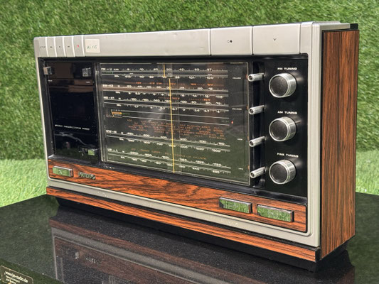 Radiorecorder Philips 22 RR800 Frontansicht mit Skala und Kassettenfach