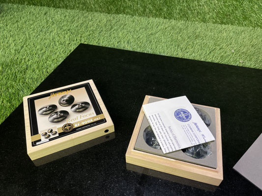 Harmonix RF 909X MK2 Set im Zubehör-Kontext neben Lautsprecher-Standfuß
