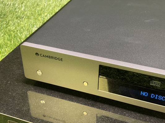 cambridge-cxc-v1-detail.jpg → Cambridge Audio CXC V1 Detailansicht Laufwerk und Bedienelemente