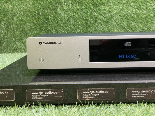 cambridge-cxc-v1-detail.jpg → Cambridge Audio CXC V1 Detailansicht Laufwerk und Bedienelemente