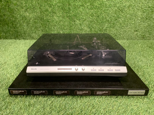 Philips AF-829 Plattenspieler – Frontansicht mit Staubschutzhaube geschlossen