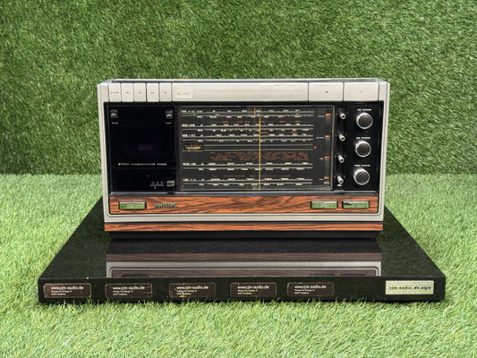 Radiorecorder Philips 22 RR800 Frontansicht mit Skala und Kassettenfach