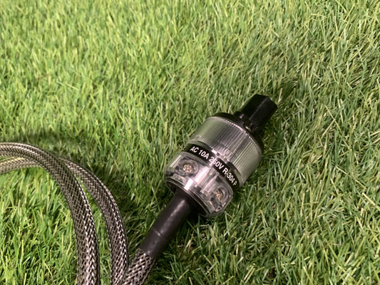 Dynavox IEC Gerätestecker transparent Nahaufnahme