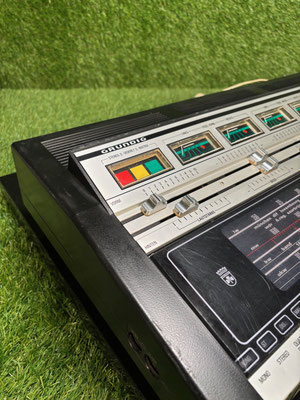 Grundig RTV 1040 Quadro Receiver schräge Frontansicht links