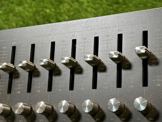 Equalizer Technics SH 9090 Universal Frequency Equalizer Bedienelemente Detail