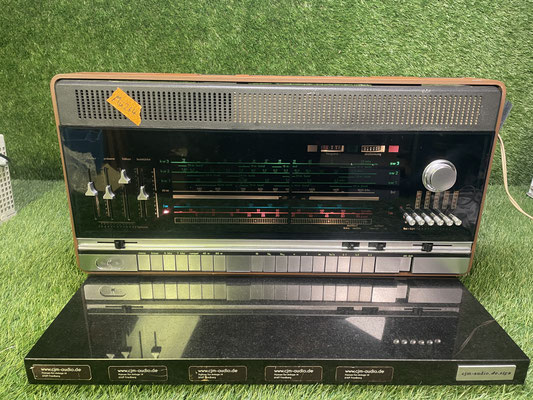 Receiver Loewe Opta ST 80 Frontansicht Skala beleuchtet