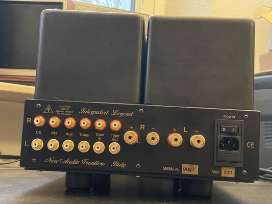 Röhren Vollverstärker New Audio Frontiers Legend Rückseite Cinch Eingänge Lautsprecheranschlüsse