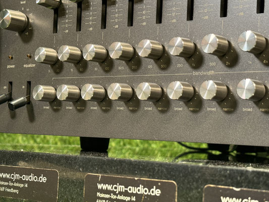 Equalizer Technics SH 9090 Universal Frequency Equalizer Bedienelemente Detail