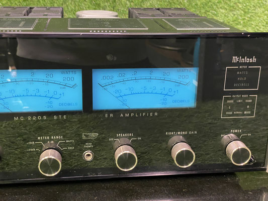 mcintosh-mc2205-front-vu-meter.jpg