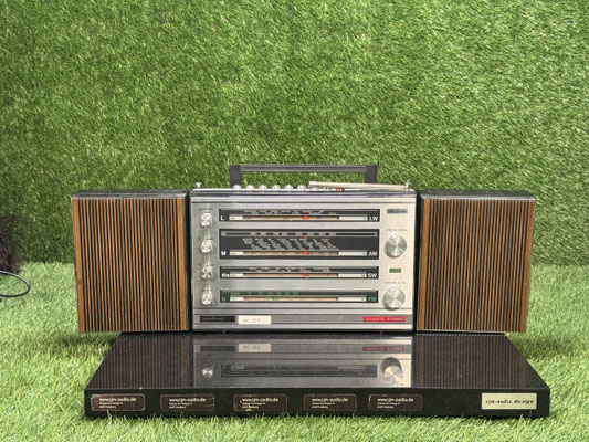Kofferradio Nordmende Transita Stereo de Luxe Typ 103 Frontansicht mit abnehmbaren Lautsprechern