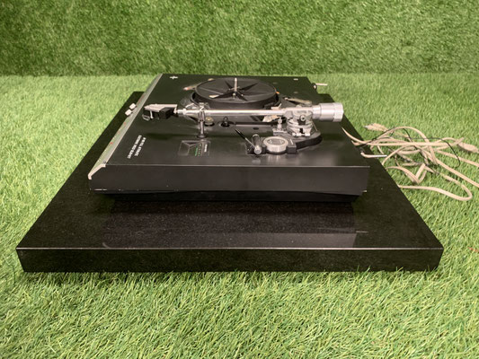Philips AF-829 Plattenspieler – offene Haube mit aufgelegtem Tonarm