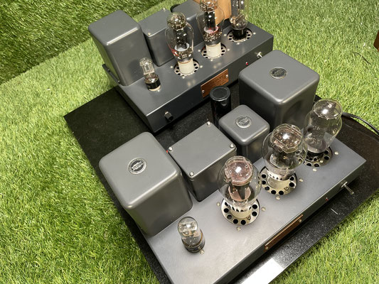 Röhrenendstufe Sun Audio SV 2A3PE Mono Endstufe Oberseite mit Röhrenbestückung