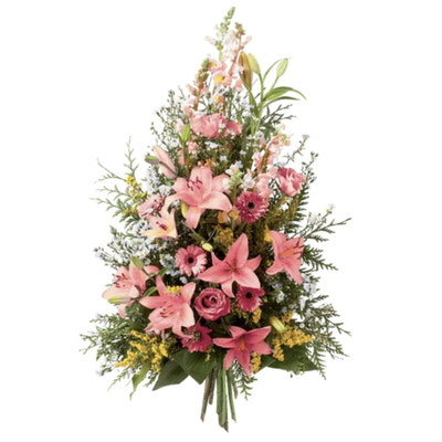 Réf: GRB_2 Gerbe présentée dans une version champêtre, avec des roses, lys et fleurs variées roses. Long: 60 cm à partir de 90 €