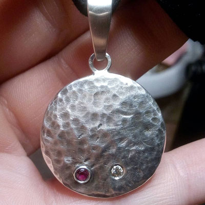 Pendentif Argent 925 avec diamant et rubis.