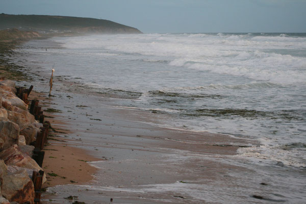 ... und verschlingt unseren kilometerlangen, bis zu 500 m breiten Strand