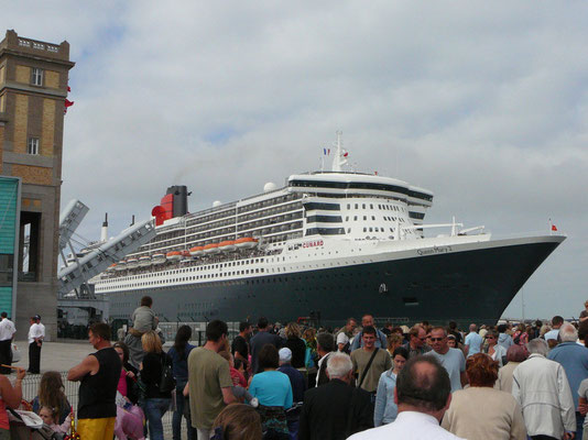 Volksfest beim Auslaufen der Queen Mary 2 aus dem Hafen von Cherbourg