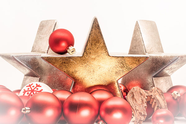 Weihnachtssterne mit Kugeln