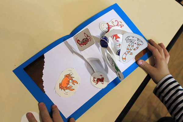 Exemple 6 de carte pop-up spirale réalisée à l'atelier de l'illustratrice Cloé Perrotin lors d'un Salon du Livre en 2018
