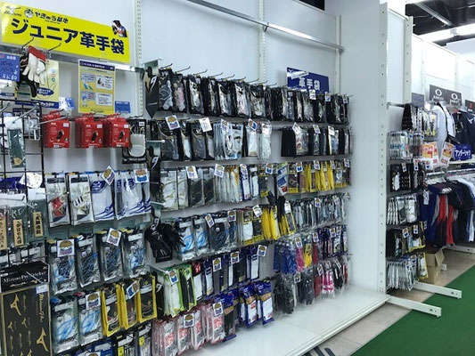 バッティング手袋と守備用手袋は壁一面にあります。