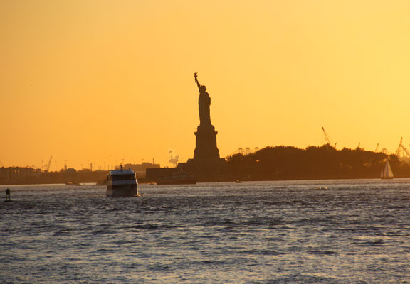New York-Freiheitsstatue - bei untergehender Sonne, Foto Helge Stroemer