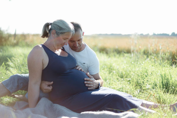 photographe en Normandie, photographe maternité, grossesse,photo famille,photos maternité en couple, lumière naturelle