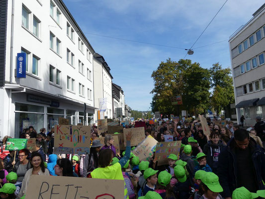 Dann passierte für uns etwas Unglaubliches: Ein Polizist kam und erklärte uns, wie wir uns der großen Demonstration anschließen sollten. 