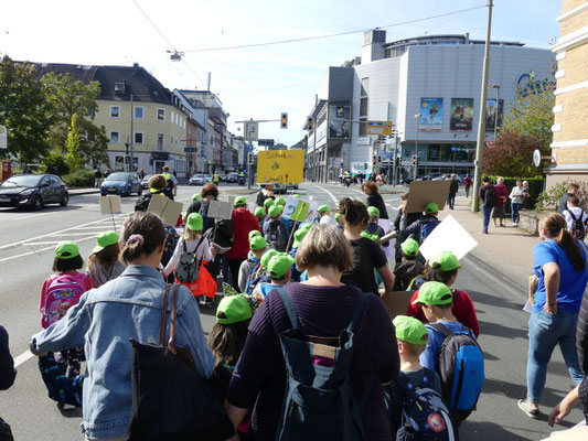 Alle Demonstranten blieben stehen, damit wir die Spitze übernehmen durften. Gänsehautfeeling!