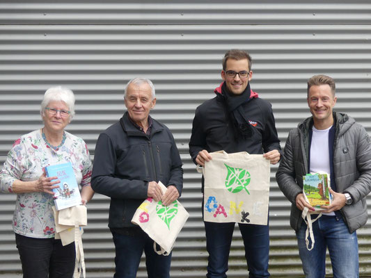 Frau Kretzer (ehemalige Lehrerin der Schule), Herr Müller-Rubens (Großvater zweier Schüler), Niklas Zankowski (Radio Siegen) und Stefan Fuckert (u.a. WDR) haben in den Klassen verschiedene Bücher rund um das Thema Sport gelesen. 