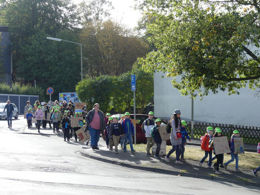 Ausgestattet mit neuen, grünen Kappen zog ein langer Menschenstrom Richtung Innenstadt.