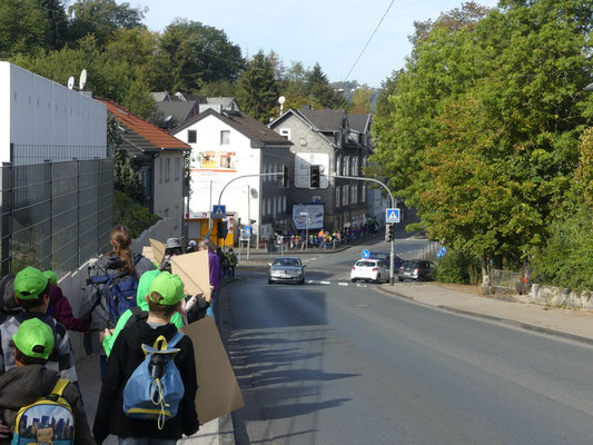 Bei der Überkreuzung der Fludersbach durch über 200 Menschen entstand der eine oder andere kleine Stau.