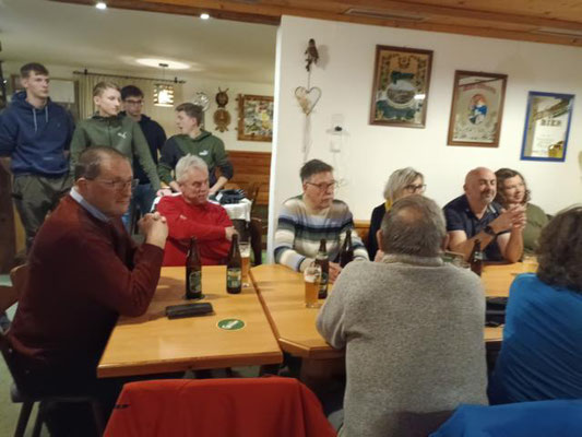Geselligkeit mit gutem Essen, Gesang und Musik