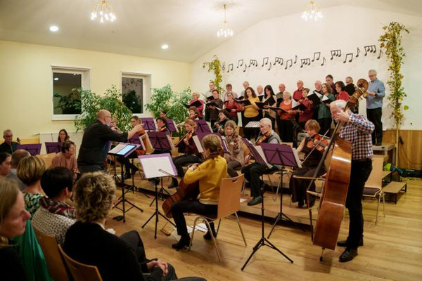 Michael Leitner dirigiert die gemeinsamen Lieder