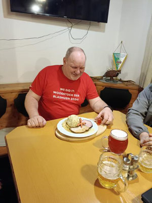 Dafür strahlt Martin. Er legte auch einen Siegesbauchfleck hin. 