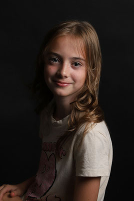 Vrolijk kinderfeestje met professionele fotografie in Oosterhout en Breda – kinderen genieten van een glamour party en fotofeestje met ballonnen, verkleedkleding en studio-achtige fotoshoot.