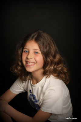 Kinderen lachen tijdens kinderfeestje fotoshoot in studio – professioneel fotofeest verjaardag.