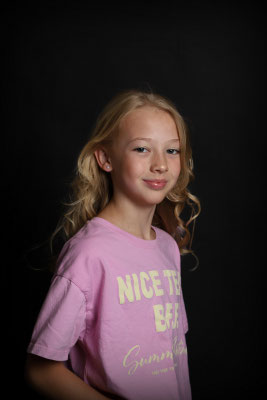 Vrolijk kinderfeestje met professionele fotografie in Oosterhout en Breda – kinderen genieten van een glamour party en fotofeestje met ballonnen, verkleedkleding en studio-achtige fotoshoot.