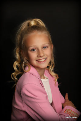 Kinderen lachen tijdens kinderfeestje fotoshoot in studio – professioneel fotofeest verjaardag.