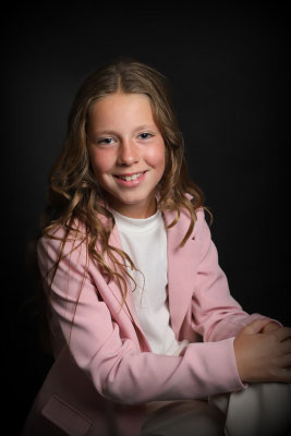 Vrolijk kinderfeestje met professionele fotografie in Oosterhout en Breda – kinderen genieten van een glamour party en fotofeestje met ballonnen, verkleedkleding en studio-achtige fotoshoot.