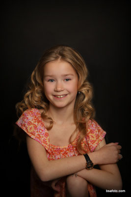 Kinderen lachen tijdens kinderfeestje fotoshoot in studio – professioneel fotofeest verjaardag.