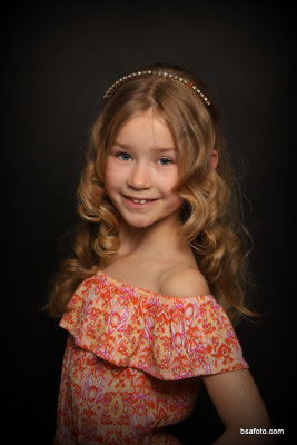 Kinderen lachen tijdens kinderfeestje fotoshoot in studio – professioneel fotofeest verjaardag.