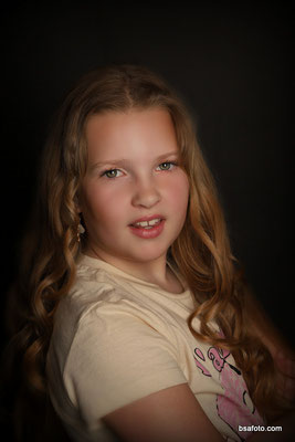 Kinderen lachen tijdens kinderfeestje fotoshoot in studio – professioneel fotofeest verjaardag.