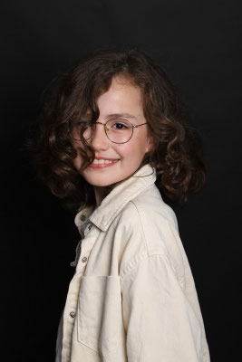 Vrolijk kinderfeestje met professionele fotografie in Oosterhout en Breda – kinderen genieten van een glamour party en fotofeestje met ballonnen, verkleedkleding en studio-achtige fotoshoot.