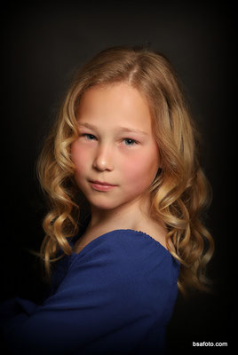 Kinderen lachen tijdens kinderfeestje fotoshoot in studio – professioneel fotofeest verjaardag.