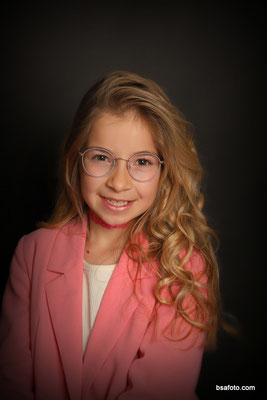 Kinderen lachen tijdens kinderfeestje fotoshoot in studio – professioneel fotofeest verjaardag.