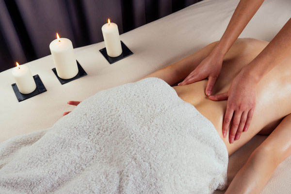 Rückenmassage in ruhiger Spa-Atmosphäre mit Kerzen