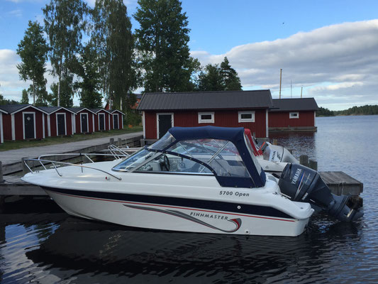 Liegeplatz im Hafen mit Bootsgarage im Hintergrund