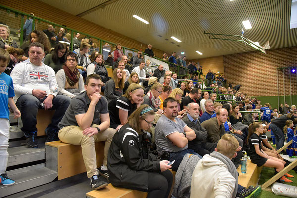 Der stattlich gefüllte Fanblock. Wobei die Dumbacher in der ganzen Halle verstreut waren.