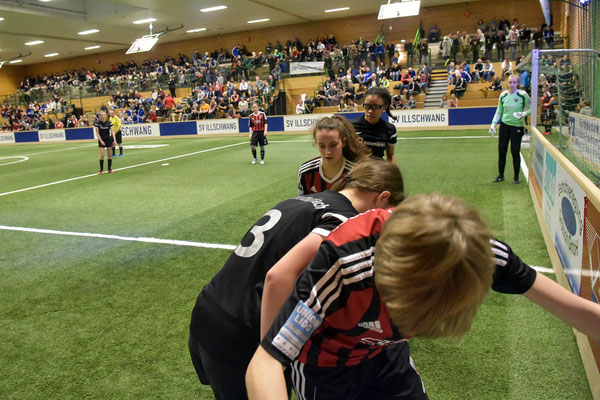 Kampf an der Band und im Hintergrund eine vollbesetzte Halle! Das ist Fußball!