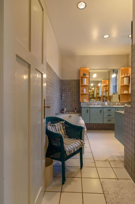 Badezimmer mit Badewanne